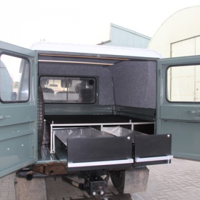 Defender 130 met hardtop en inrichting