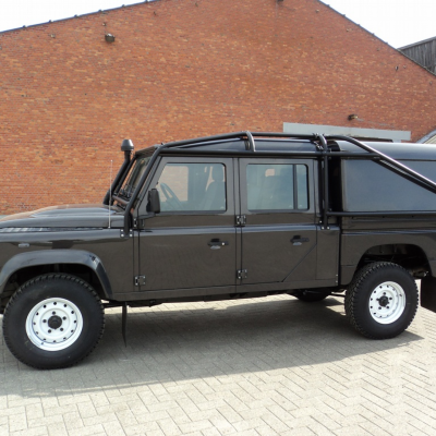 Defender 130 met hardtoprolkooi en roofrack